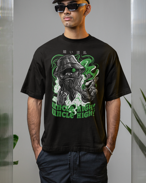 Tee shirt oversize streetwear homme Uncle High noir avec design vert, porté par un modèle dans un cadre moderne avec plantes.

