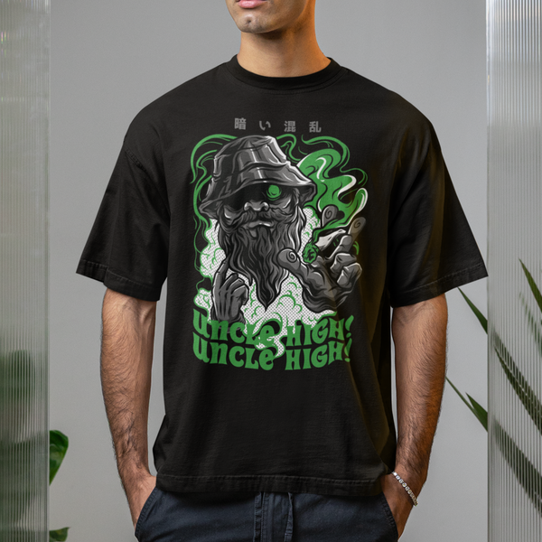 Tee shirt oversize streetwear homme Uncle High noir avec design vert, porté par un modèle dans un cadre moderne avec plantes.

